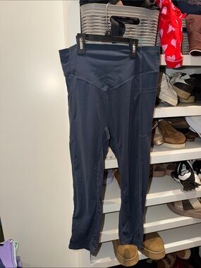 HALARA Navy High-Waist Capri Leggings